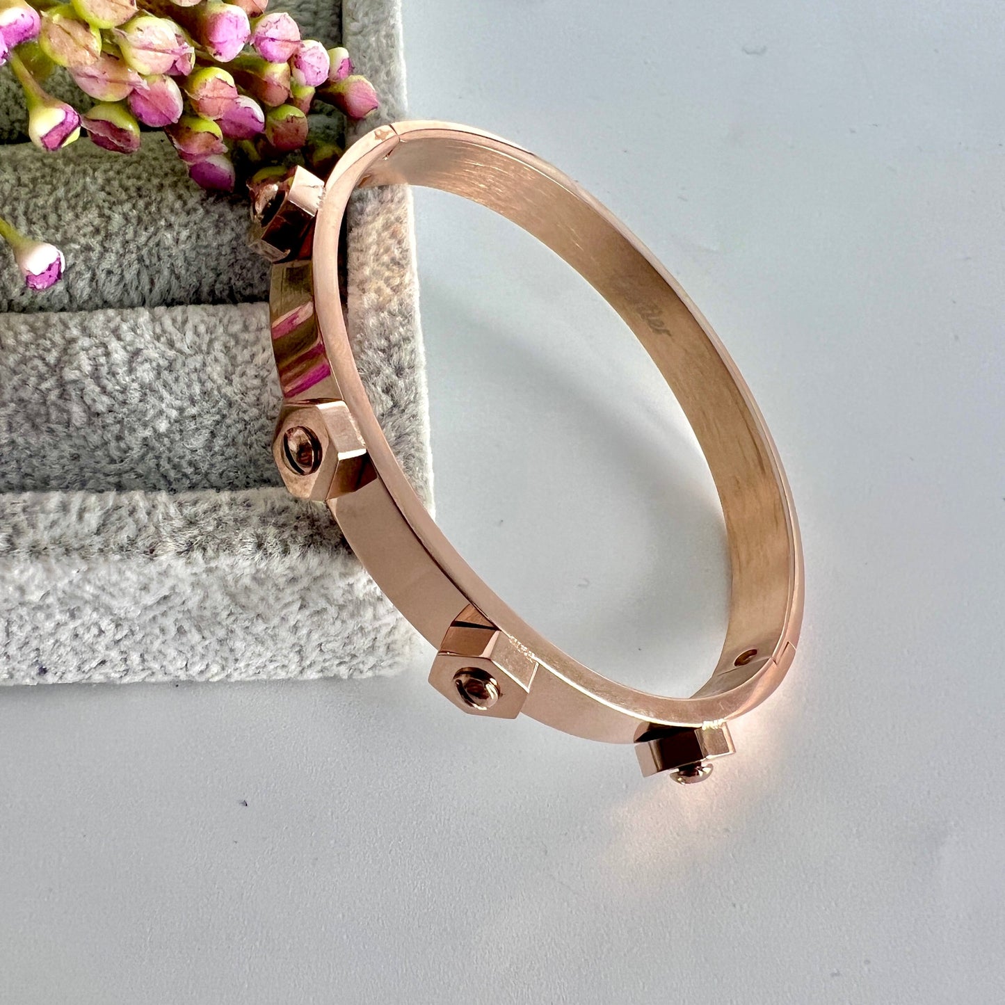 Rose Gold Screw Design Bangle – Elegant & Stylish Bracelet for Women