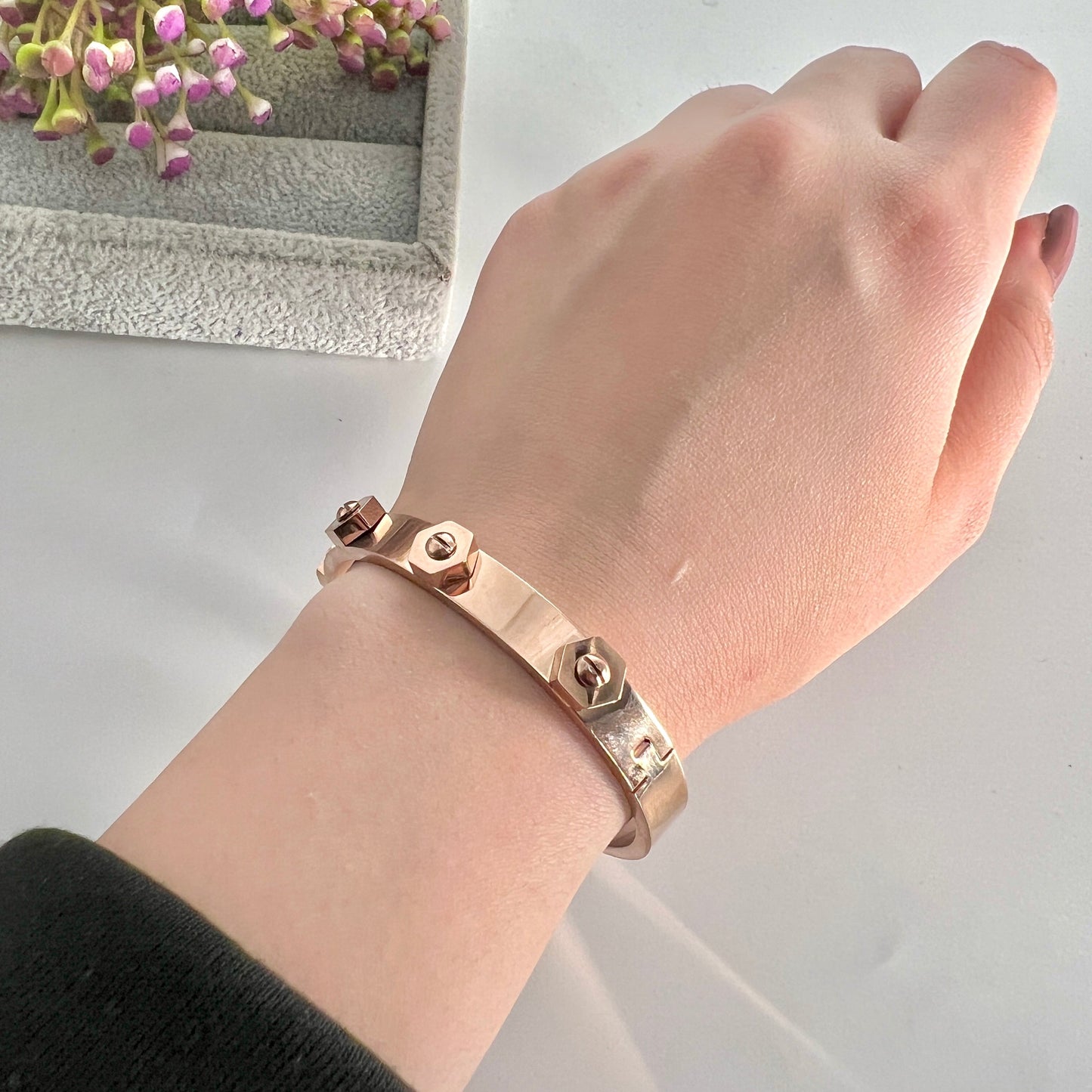 Rose Gold Screw Design Bangle – Elegant & Stylish Bracelet for Women